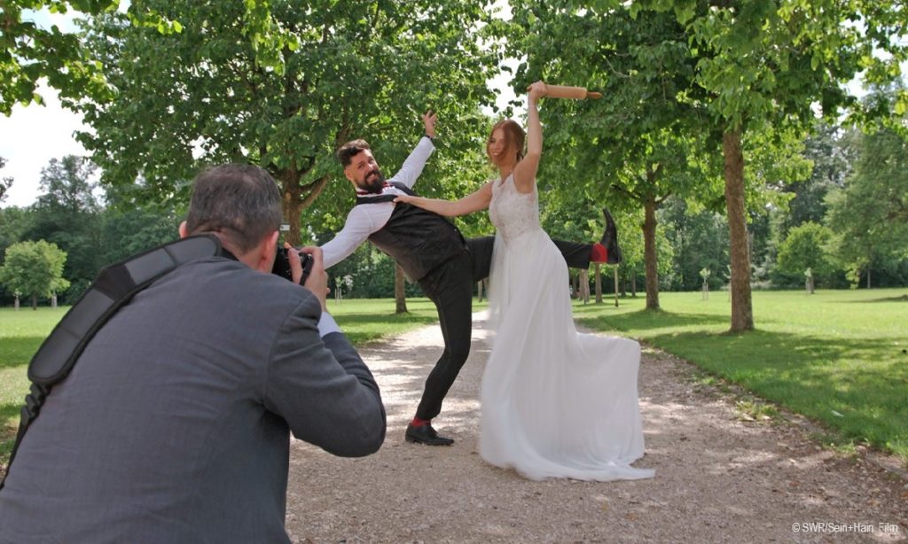 Filmstill: ... und Küsschen - Brautpaar beim Fotoshooting (© SWR / Rein + Hain Film)