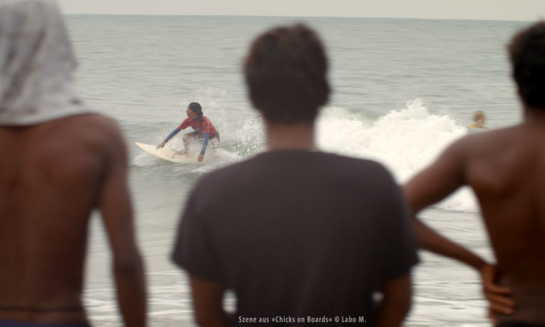 Filmstill aus "Chicks on Boards": Blick aufs Meer (© Labo M.)